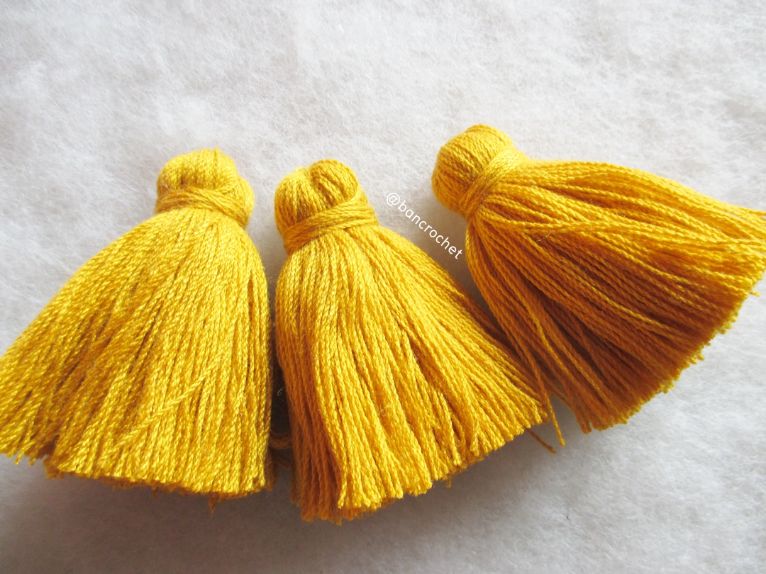 พู่แบบหนาฟู ขนาด 2 นิ้ว 4 ply tassel crochet acrylic yarn 4 ply เหลืองทอง 2 นิ้ว