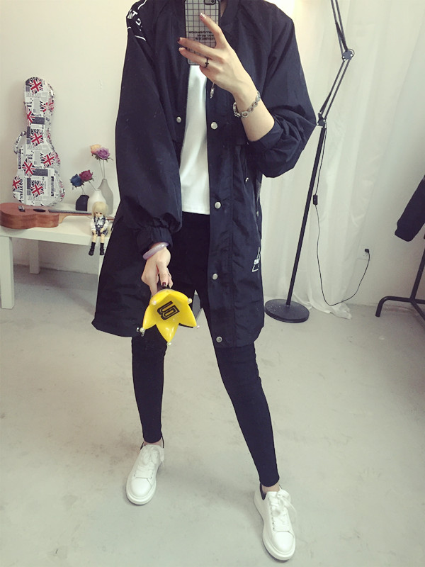 เสื้อคลุมสไตล์เกาหลี ทรงยาว ผ้าร่มเนื้อบางบุซับในช่วงอก แต่สกรีนลายจามจุดต่างๆ ดีเทลช่วงหลังเก๋ๆ พร้อมส่ง