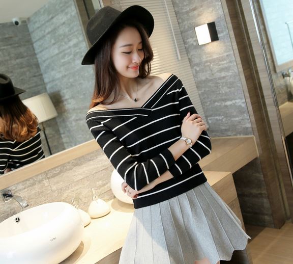 เสื้อกันหนาว เสื้อแฟชั่น ผู้หญิง สีขาว สีดำ เสื้อผู้หญิง แขนยาว สีดำ คอวี คอป้าน ดีไซน์ ลาย เส้นตัดขวาง สลับสี ใส่เที่ยว ใส่ทำงาน 513952