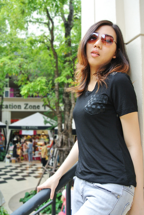 เสื้อยืดคอวี โชว์หลังลายตาราง