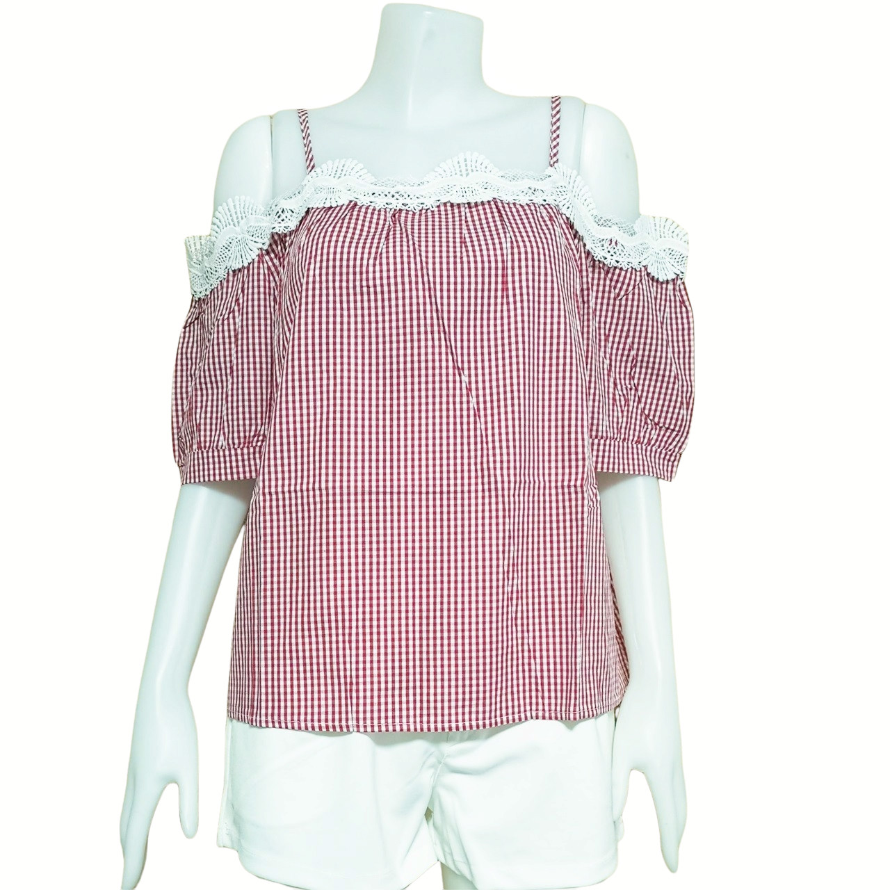 Blouse3855 เสื้อเปิดไหล่ลายสก็อตไซส์ใหญ่โทนสีขาวแดง อกแต่งลูกไม้ แขนตุ๊กตา ผ้าคอตตอนเนื้อดี งานน่ารักแมทช์กับอะไรก็สวย