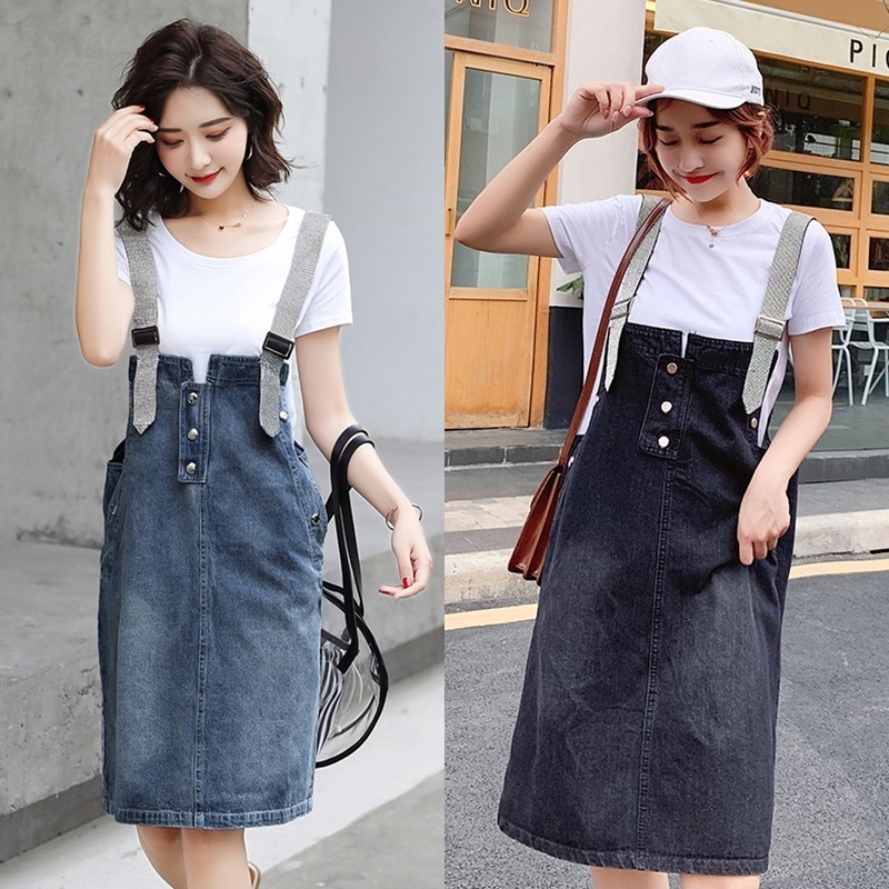 Dress4580 ชุดเอี๊ยมกระโปรงยีนส์สายบ่าแต่งเพชร มีกระเป๋าข้างและหลัง แต่งกระดุมหน้า ผ้ายีนส์แท้เนื้อดีนุ่มใส่สบาย งานดีดีเทลเก๋ๆ ใส่ได้ทุก Season แมทช์กับเสื้อทรงไหนก็น่ารัก รุ่นนี้มีติดตู้ไว้ใส่ได้เรื่อยๆ (ไม่รวมเสื้อตัวในจ้า)