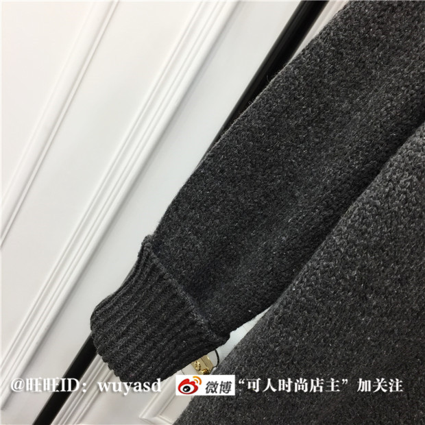 Sweater สีเทาเข้ม เสื้อไหมพรมถักยาว 27.5 นิ้ว ใส่ตัวเดียวเป็นมินิเดรสได้เลย เก๋ๆ ไหมพรมนุ่มยืดได้เยอะ