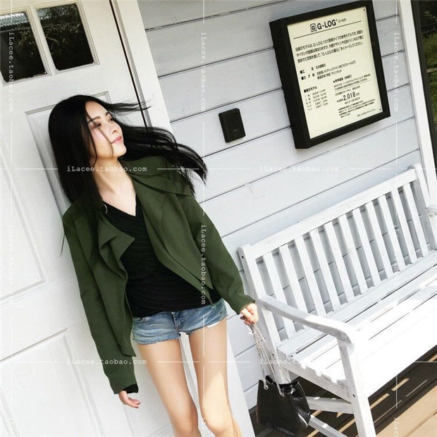 เสื้อคลุมตัวสั้น แต่งปก 2 ชั้น ทรงสวย สีเขียวทหาร ผ้าเนื้อดี ทิ้งตัว ไม่หนามาก ใส่คลุมกำลังดี เท่ๆ สีเขียวทหาร