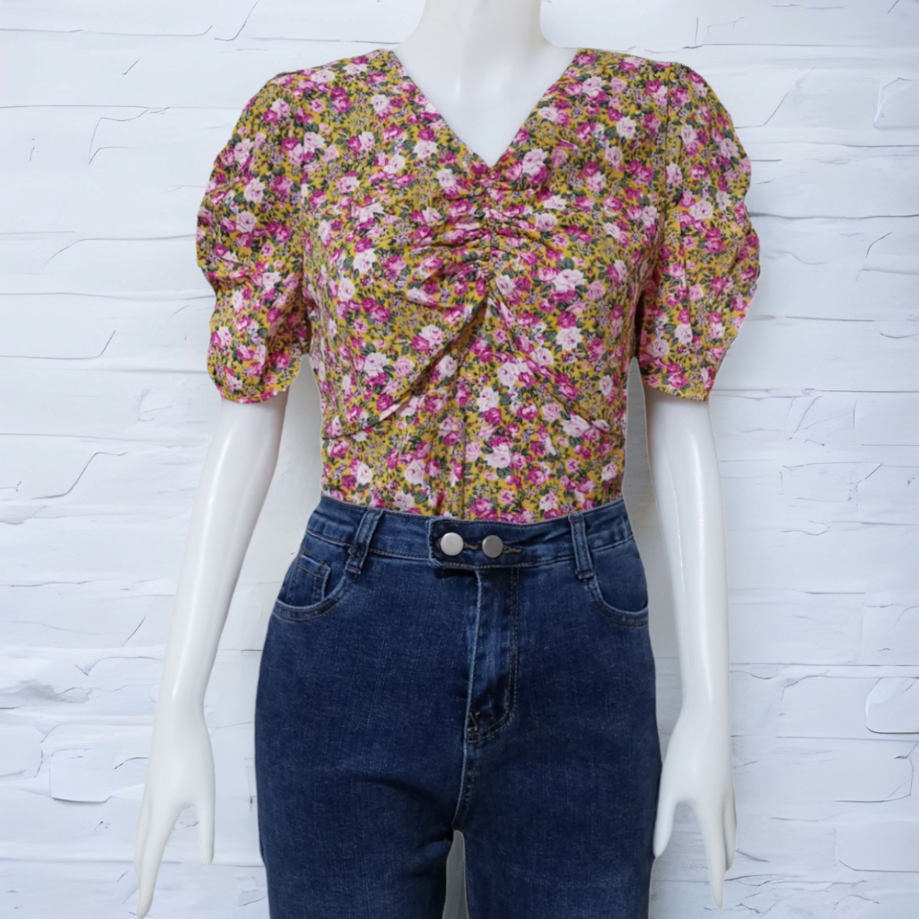 Blouse4056 เสื้อชีฟองลายดอกไม้ชมพูพื้นสีเหลือง แต่งสม็อคกลางอกดูมีทรง ผ้าชีฟองเกรดพรีเมียมเนื้อดีมีน้ำหนักนุ่มใส่สบาย