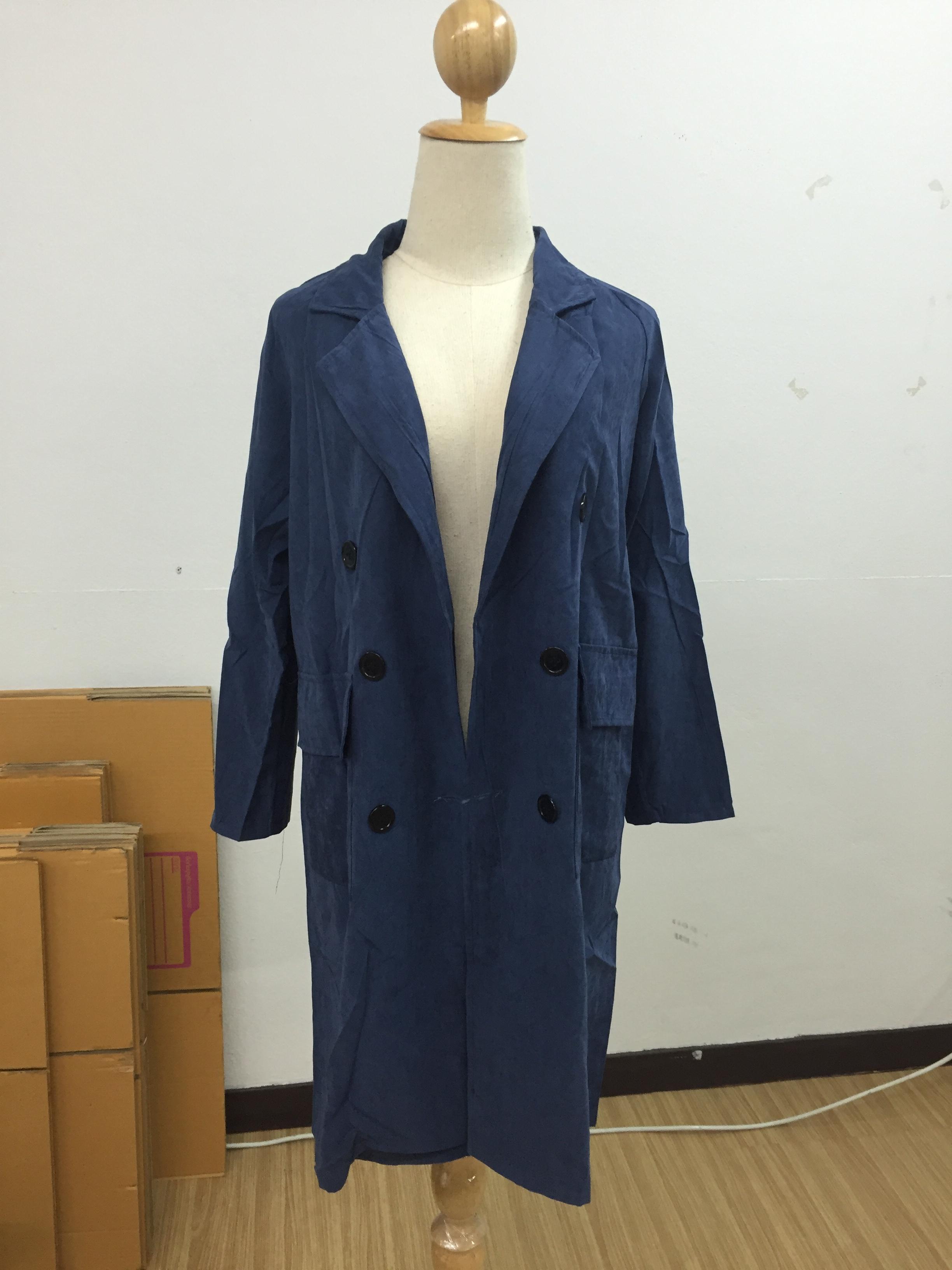 เสื้อคลุมสไตล์เกาหลี ทรงยาว ผ้าเนื้อด้าน ไม่หนา ใส่คลุมกำลังดี เท่ๆ พร้อมส่งเลยจ้า สีกรมท่า