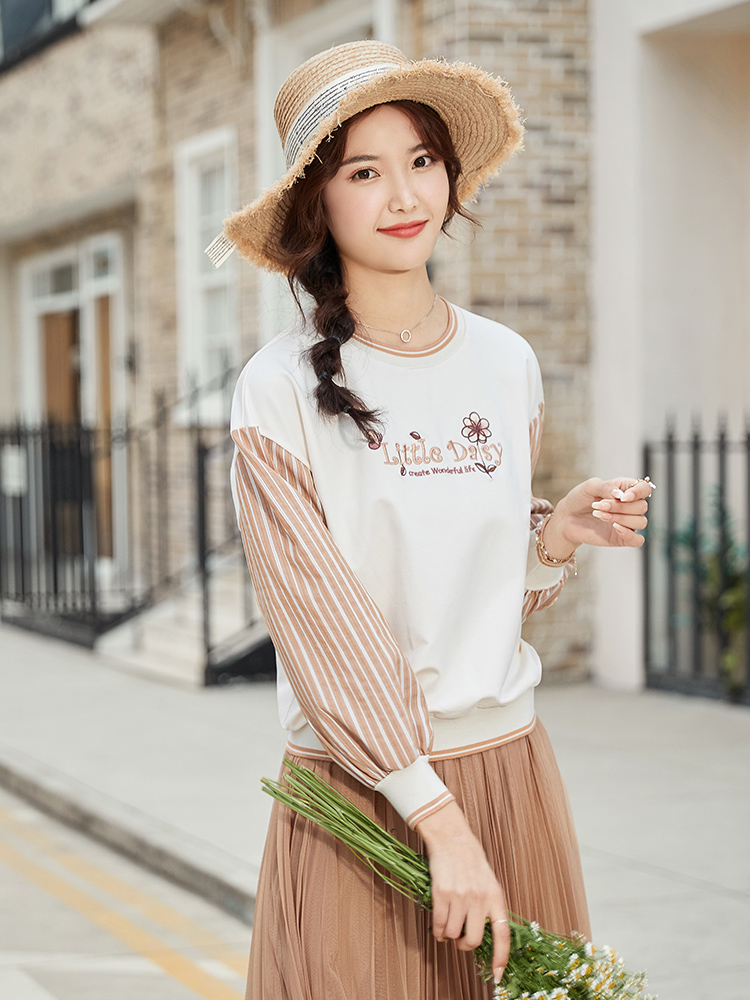 เสื้อกันหนาวแขนยาวสวมหมวกฝางดูน่ารักคู่กับกระโปรงจีบเข้าชุดกันสีครีม