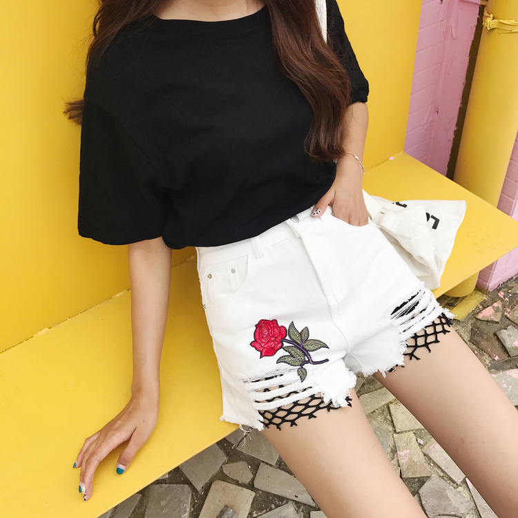 กางเกงยีนส์ขาสั้น สีขาว ปักลายดอกกุหลาบ แต่งชายกางเกงขาดเห็นต่าขายสีดำด้านใน ขาว
