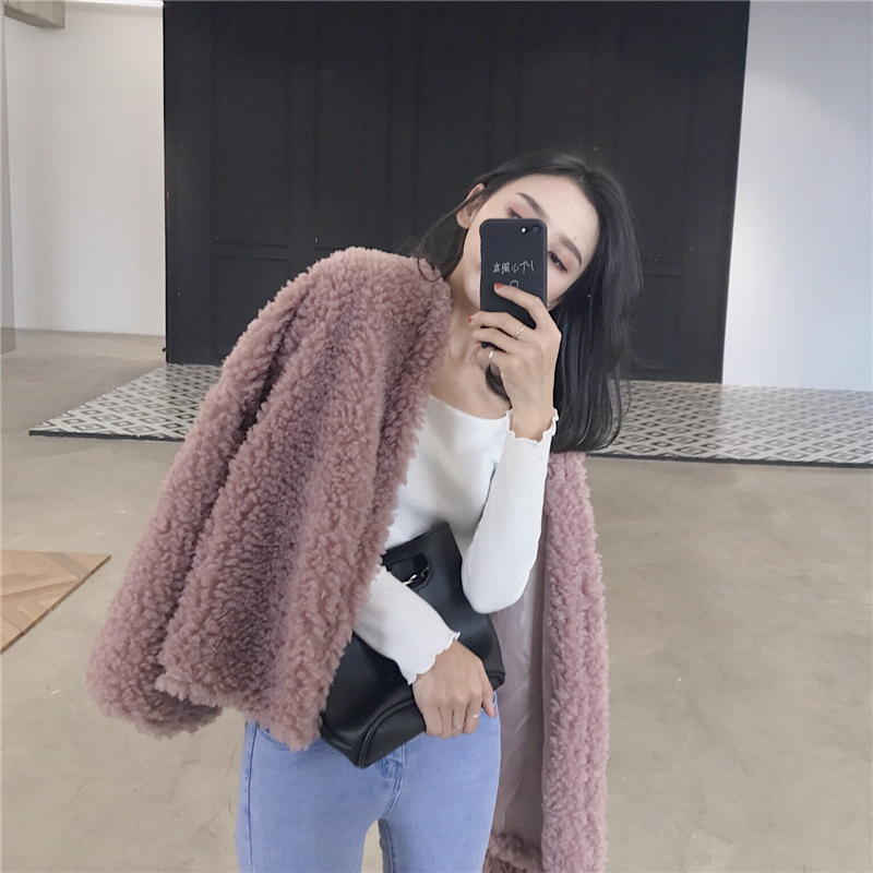 เสื้อคลุมขนแกะ ฟูๆ เนื้อเบา สีชมพูกะปิ น่ารักมากๆ ค่ะ มีผ้าซับในกันลม จั้มข้อมือ ไม่มีกระดุมน้า ชมพู