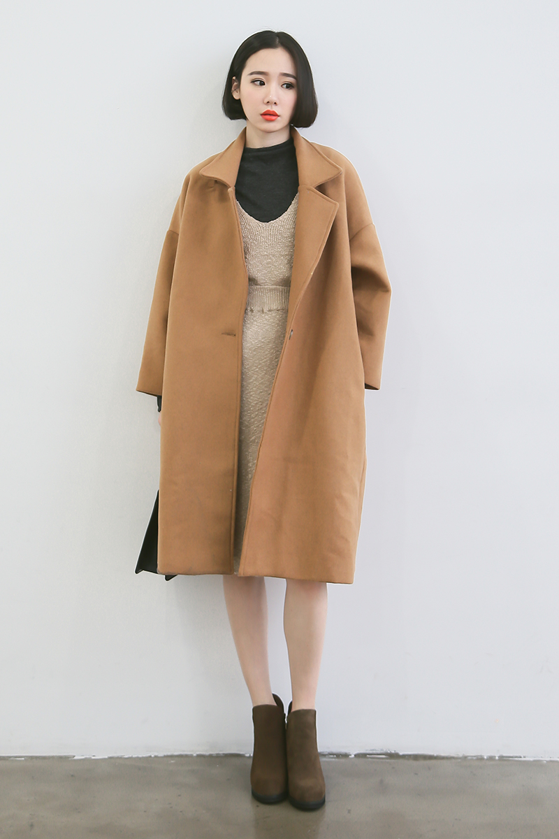 เสื้อโค้ทกันหนาว ทรงสวย สีน้ำตาลครีม แบบผู้ดี ผ้าวูลผสมผิวสัมผัสดี ผ้าเนื้อหนา บุซับในกันลม จะใส่คลุม หรือใส่เป็นเสื้อโค้ทปกติก็เก๋ค่า งานดีเลยน้ารุ่นนี้ พร้อมส่งจ้า สีน้ำตาลครีม โทนอ่อนกว่าในภาพนิดนึง