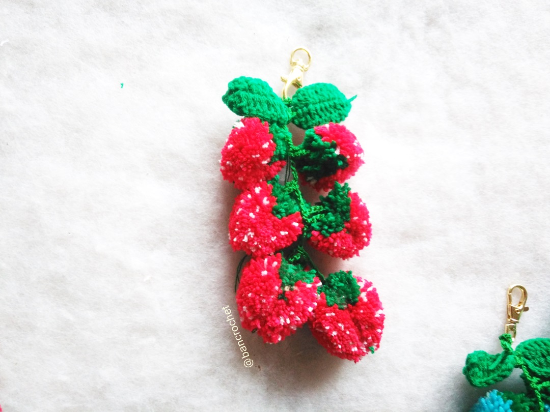 Bancrochet พวงกุญแจห้อยกระเป๋าสตรอเบอรี่ Stawberry pom poms fruits keychains สีแดง 6 นิ้ว
