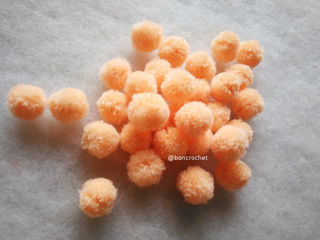 ปอมปอมไหมพรม ขนาด 2.5-3 ซม pom poms crochet ส้มอ่อน 2.5-3ซม.