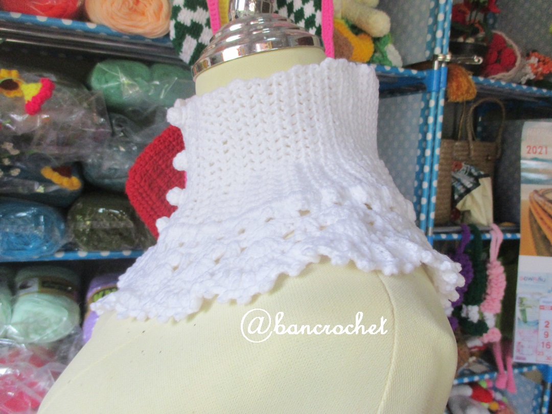 Bancrochet ผ้าคลุมคอถักโครเชต์ แบบมีกระดุมหน้า Crochet cowl สีขาว inch