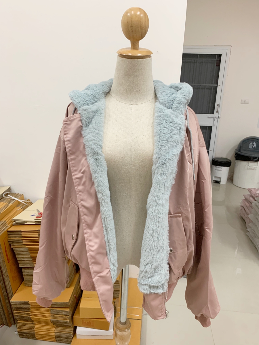 งานจริงน่ารักมาก!! เสื้อกันหนาวบุขนช่วงตัวและฮู้ดนุ่มสุดๆ ทรงโคล่ง Over Size ช่วงแขนบุซับในกันลม งานดีพร้อมส่งจ้า สีชมพูนู๊ด