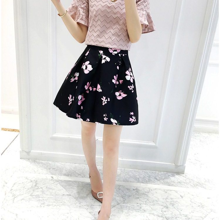 Skirt336 กระโปรงลายดอกชมพูพื้นสีดำ ซิปหลัง มีซับในอย่างดี ผ้าซาตินซิลค์เนื้อดีหนาสวย แมทช์กับเสื้อตัวไหนก็ดูดีดูไฮ งานดีทรงดีดูสวยแพง