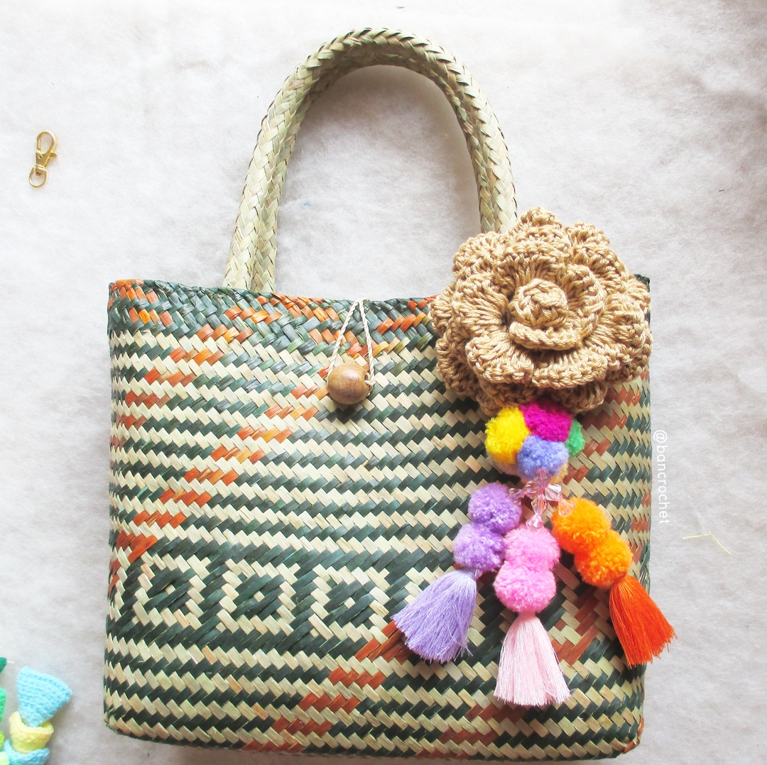 bancrochet กระเป๋ากระจูดสาน ประดับดอกไม้สีกาแฟและปอมปอม ขนาด 11*10*4*16 นิ้ว basket weave bags ธรรมชาติ 11*10*4*16 นิ้ว