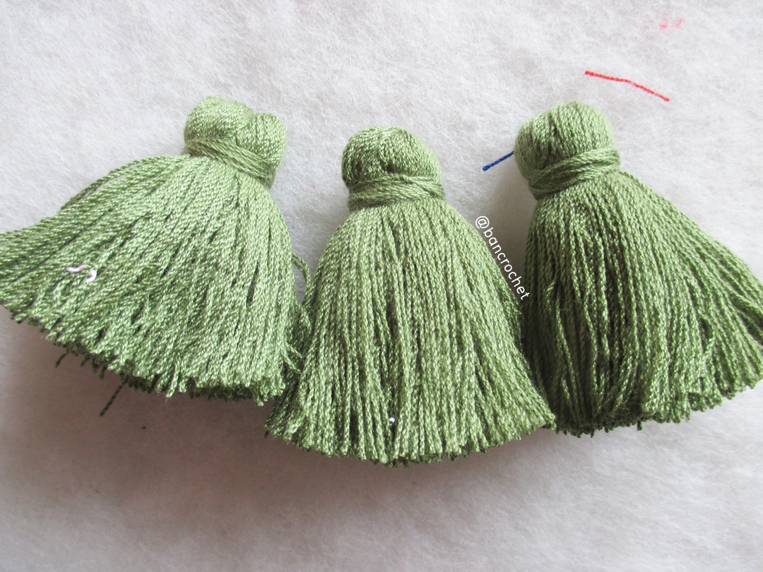 พู่แบบหนาฟู ขนาด 2 นิ้ว 4 ply tassel crochet acrylic yarn 4 ply เขียวขี้ม้า 2 นิ้ว
