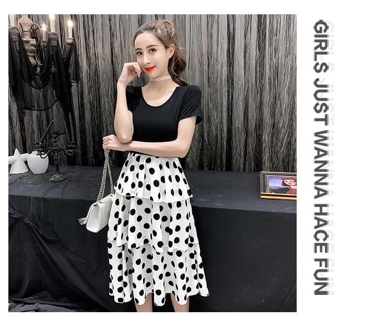 Dress4693 เดรสยาวทรงขนมชั้นไซส์ใหญ่ ด้านบนเป็นผ้าคอตตอนยืดหยุ่นสีพื้นดำตัดต่อกระโปรงเอวยางยืดต่อระบายเป็นชั้นๆ ผ้าไมโครเนื้อดี งานน่ารักใส่เที่ยวชิลด์ๆ หรือวันสบายๆ ก็น่ารักดูดี มีติดตู้ไว้ใส่ได้เรื่อยๆ มี 2 สี ดำ, ขาว