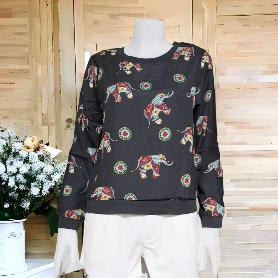 Blouse3893 เสื้อแฟชั่นนำเข้า เสื้อชีฟองลายกราฟฟิคแขนยาวแต่งกระดุม ผ้าชีฟองเนื้อดีนุ่มใส่สบายผ้าเนื้อดีเรียบสวย งานสวยใส่ง่ายแมทช์กับอะไรก็เข้า มี 3 โทนสี ดำ, น้ำตาล, แดง