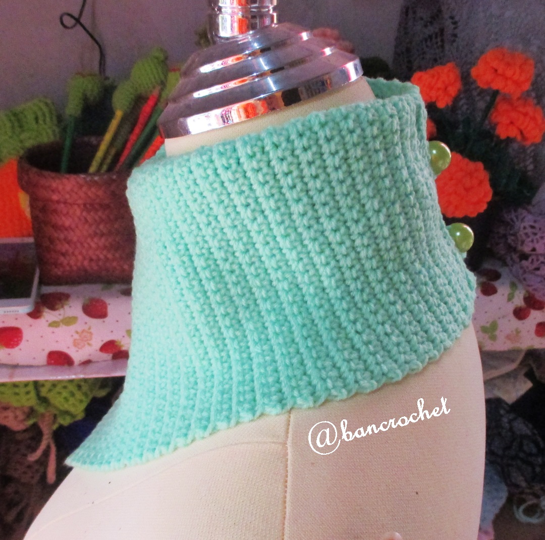 Bancrochet ผ้าคลุมคอถักโครเชต์ แบบมีกระดุมหลัง Crochet cowl สีเขียวมิ้นท์ inch