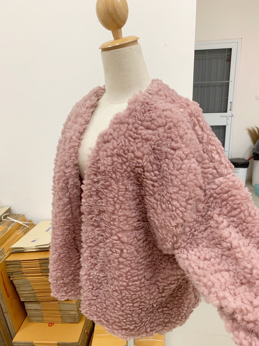 เสื้อคลุมขนแกะ ฟูๆ เนื้อเบา สีชมพูกะปิ น่ารักมากๆ ค่ะ มีผ้าซับในกันลม จั้มข้อมือ ไม่มีกระดุมน้า ชมพู