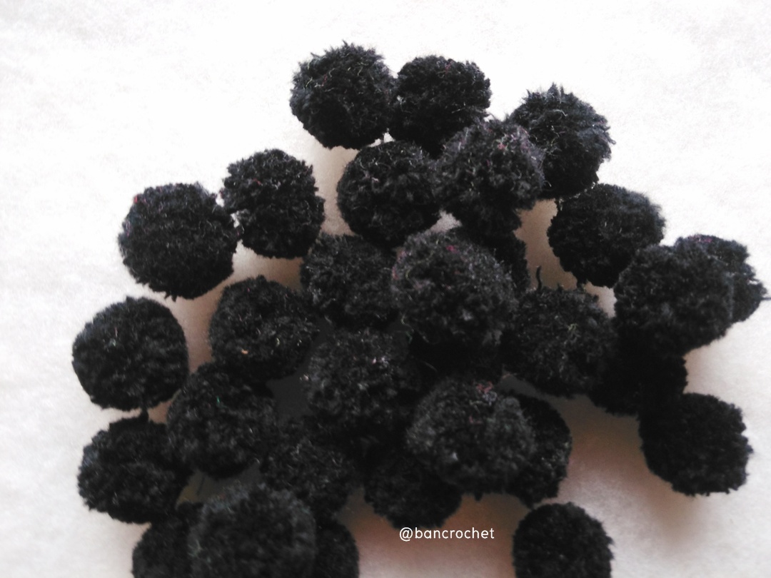 ปอมปอมไหมพรม ขนาด 2.5-3 ซม pom poms crochet ดำ 2.5-3 ซม.