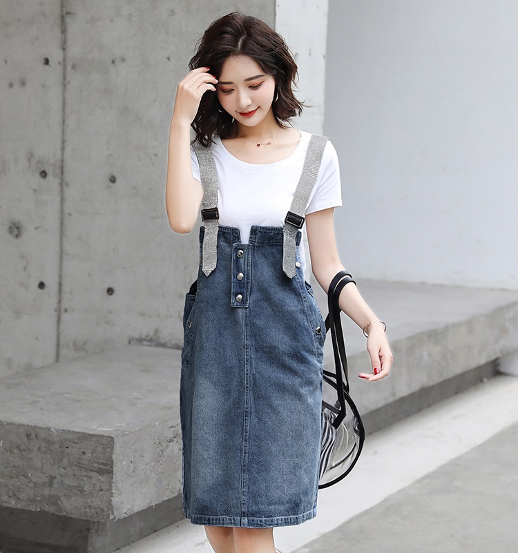 Dress4580 ชุดเอี๊ยมกระโปรงยีนส์สายบ่าแต่งเพชร มีกระเป๋าข้างและหลัง แต่งกระดุมหน้า ผ้ายีนส์แท้เนื้อดีนุ่มใส่สบาย งานดีดีเทลเก๋ๆ ใส่ได้ทุก Season แมทช์กับเสื้อทรงไหนก็น่ารัก รุ่นนี้มีติดตู้ไว้ใส่ได้เรื่อยๆ (ไม่รวมเสื้อตัวในจ้า)