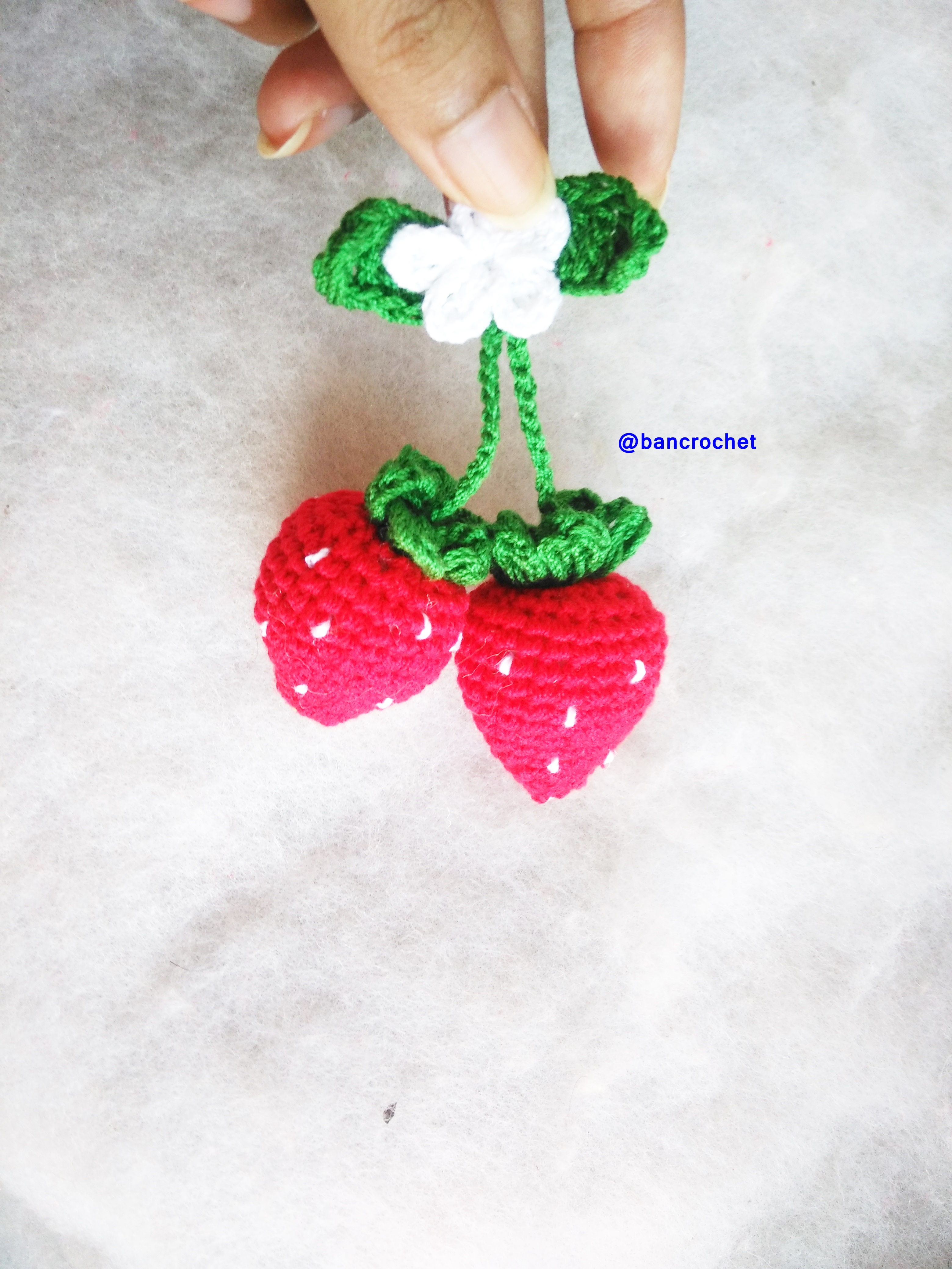 Bancrochet สตรอเบอรี่ถักโครเชต์ crochet strawberries แดง 2.5 นิ้ว