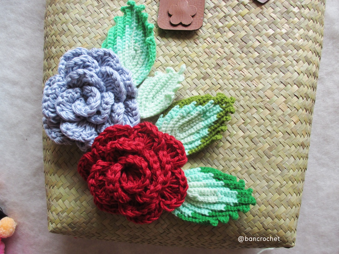 bancrochet กระเป๋ากระจูดสาน ประดับดอกไม้ ขนาด 12*4*18 นิ้ว basket weave bags ธรรมชาติ 12*4*18 นิ้ว