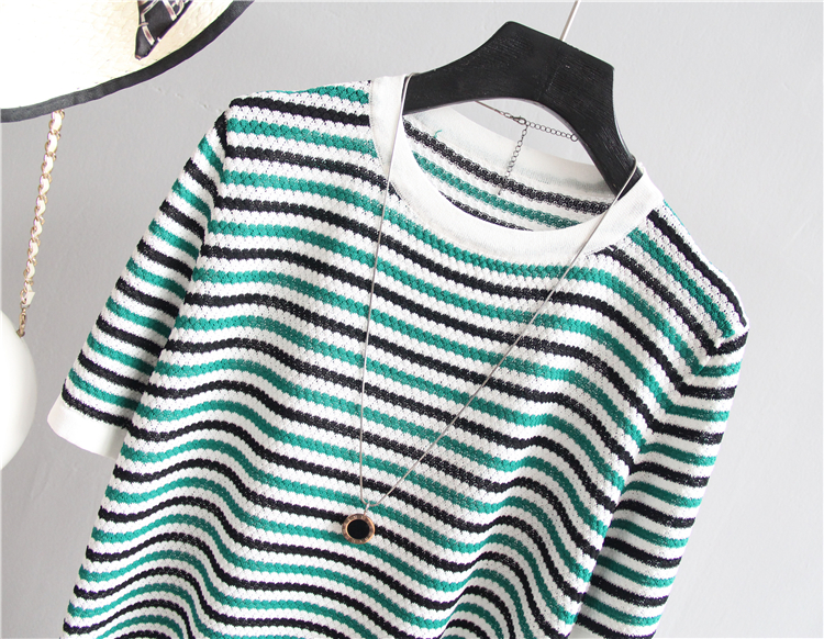 Blouse4037 เสื้อแฟชั่นนำเข้า เสื้อไหมพรมลายริ้วโทนสีขาวเขียว งานผ้าไหมพรมเนื้อดีนุ่มเนียนยืดขยายได้เยอะมาก ผ้ามีน้ำหนักทิ้งตัว ทรงปล่อยใส่สบาย งานสวยใส่ง่ายน่ารักมาก แมทช์กับอะไรก็เข้า