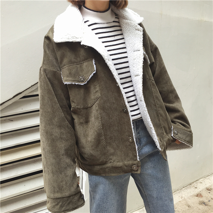 แจ็คเก็ตผ้าลูกฟูก สีเขียงขี้ม้า ด้านในบุขนแกะช่วงตัว เนื้อบางเบา ใส่ชิลๆวันสบายๆ