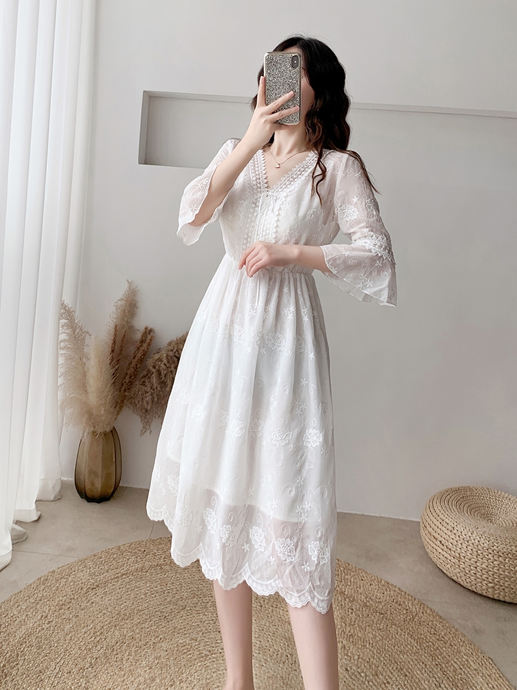 Dress4720 เดรสยาวชีฟองสีขาวปักลูกไม้ลายดอกทั้งตัว คอวีแต่งเชือกผูกไขว้ แขนยาวสี่ส่วนระบายแต่งลูกไม้ ซิปข้าง เอวสม็อคยางยืด ผ้าชีฟองเกรดพรีเมียมเนื้อดีนุ่มน่าใส่ มีซับในอย่างดี งานสวยหรูดีเทลดีงามดูสวยแพง ใส่เที่ยว/ใส่ออกงานได้