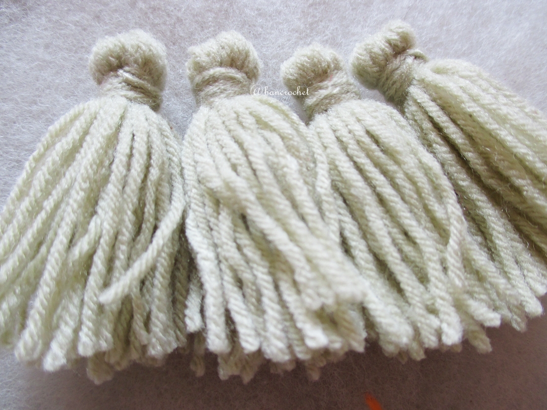 พู่สีเทาอ่อนโครเชต์ ไหมพรม 4 ply gray tassel crochet acrylic yarn 4 ply