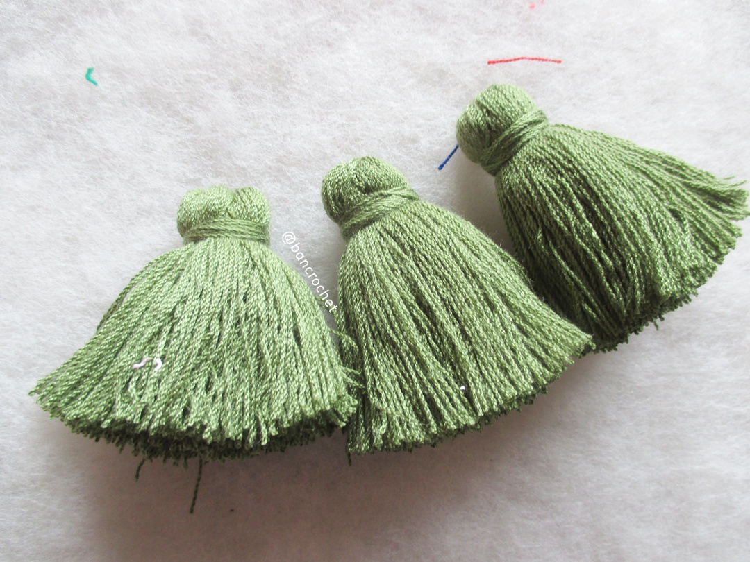 พู่แบบหนาฟู ขนาด 2 นิ้ว 4 ply tassel crochet acrylic yarn 4 ply เขียวขี้ม้า 2 นิ้ว
