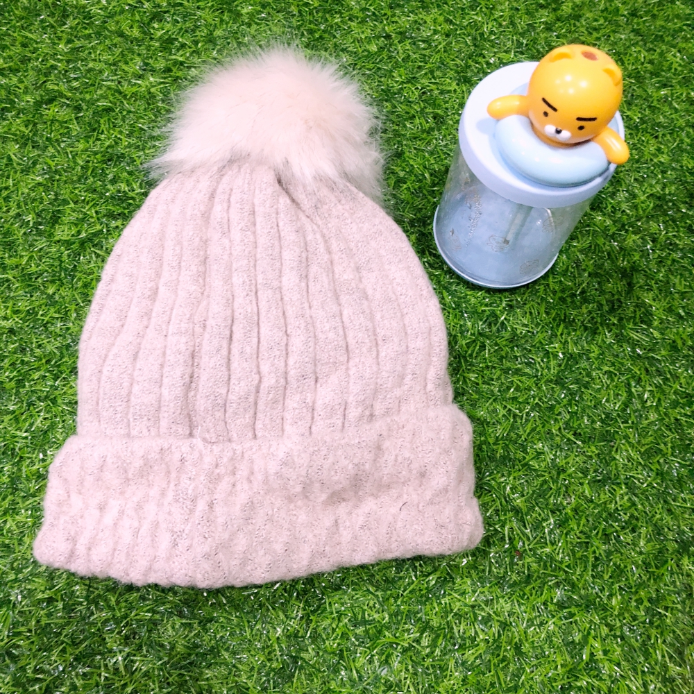 หมวกทรงยอดฮิต ไหมพรมขนกระต่ายเนื้อนุ่ม แต่งพู่กลมขนฟูที่ปลายหมวก ด้านในบุขนอุ่น พร้อมส่ง
