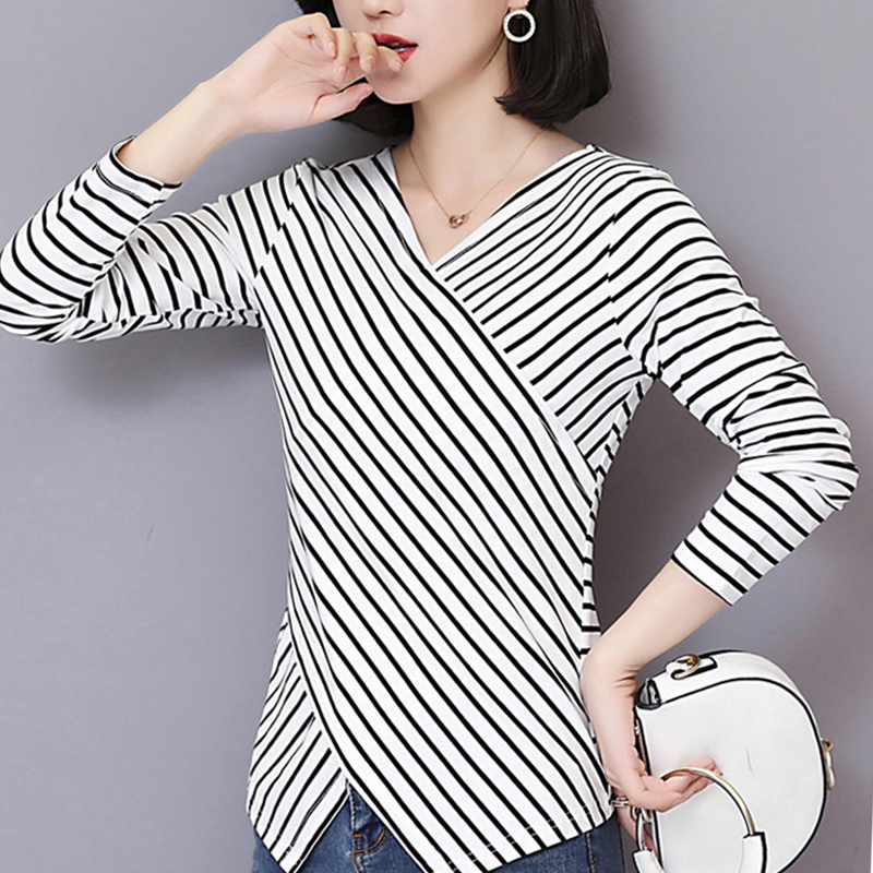 Blouse3826 เสื้อยืดคอวีป้ายชายแหลมลายริ้วสีขาว แขนยาว ผ้าคอตตอนสแปนเด็กซ์เนื้อดียืดหยุ่นสูงใส่สบาย งานสวยแมทช์กับขาสั้นหรือขายาวก็น่ารักไม่แพ้กัน