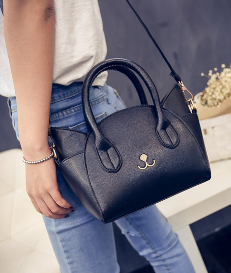 กระเป๋าสะพายหนัง หน้าแมว จะถึอหรือสะพายก็เก๋ ทรงไม่เหมือนใคร สีดำ พร้อมส่ง black