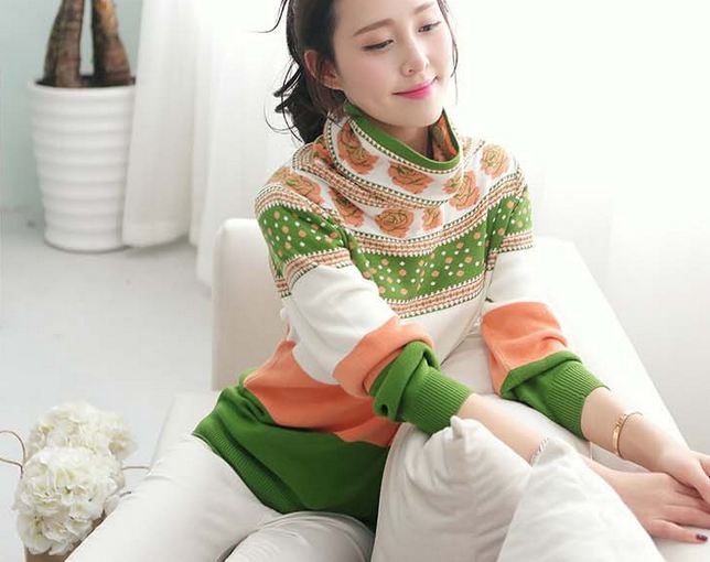 เสื้อกันหนาว เสื้อไหมพรม ถักนิตติ้ง แขนยาว โทนสีเขียวอ่อน สลับ ส้ม ขาว ลายไทย ๆ ลายกุหลาบที่คอเสื้อ เสื้อไหมพรมผู้ใหญ่ ใส่สวย ๆ 747721_3