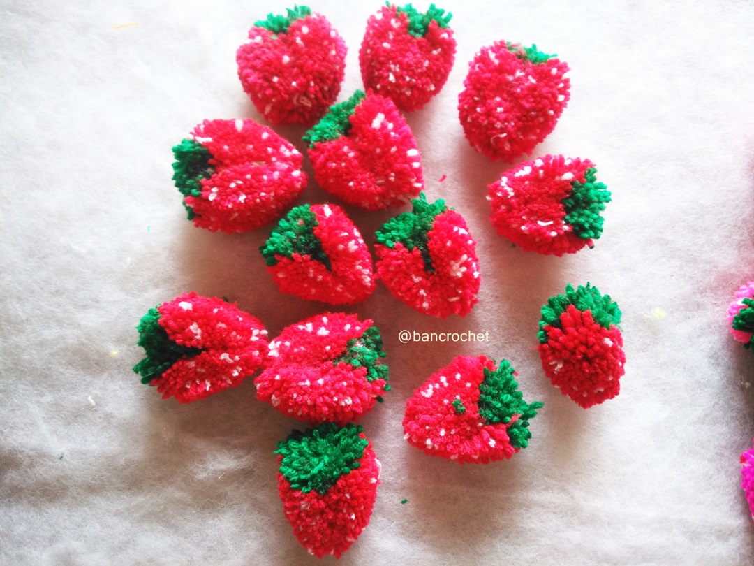 Bancrochet ปอมปอมสตรอเบอรี่ Pompoms strawberry สีแดง 2 นิ้ว