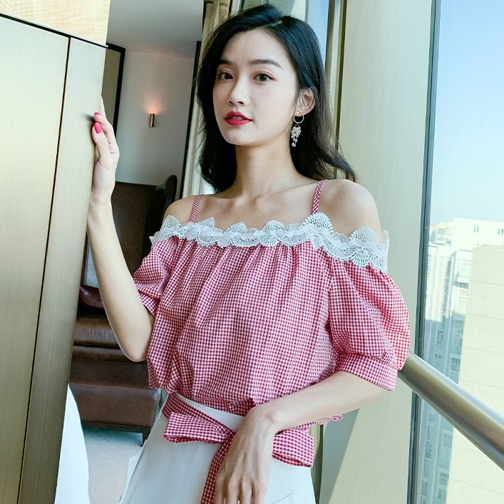 Blouse3855 เสื้อเปิดไหล่ลายสก็อตไซส์ใหญ่โทนสีขาวแดง อกแต่งลูกไม้ แขนตุ๊กตา ผ้าคอตตอนเนื้อดี งานน่ารักแมทช์กับอะไรก็สวย
