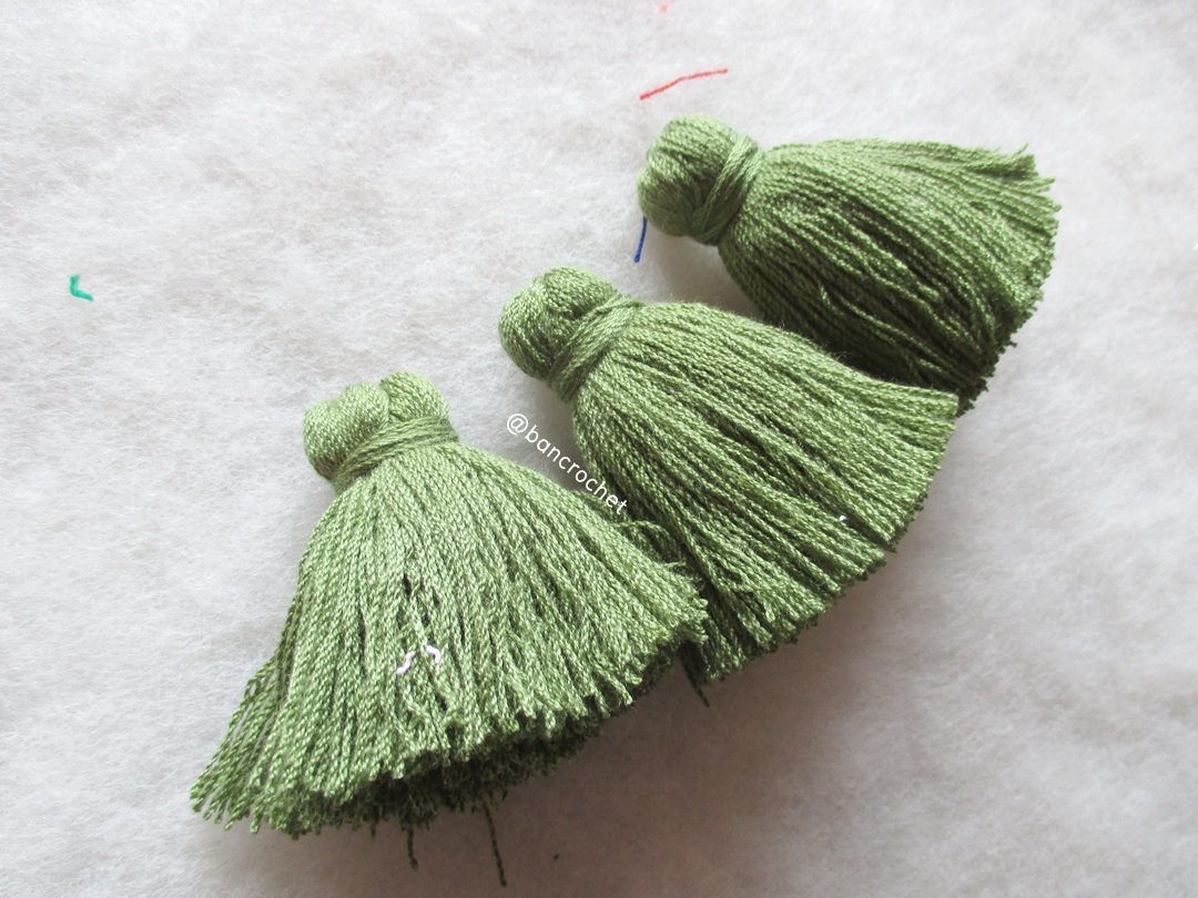 พู่แบบหนาฟู ขนาด 2 นิ้ว 4 ply tassel crochet acrylic yarn 4 ply เขียวขี้ม้า 2 นิ้ว