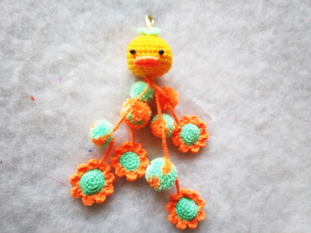 Bancrochet พวงกุญแจห้อยกระเป๋าเป็ดน้อยทานตะวัน yellow duck and sunflowers keychain สีส้ม 10 นิ้ว