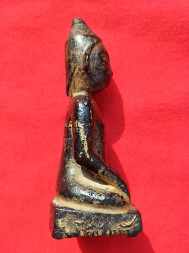 พระพุทธรูปไม้แกะลงรักเก่า