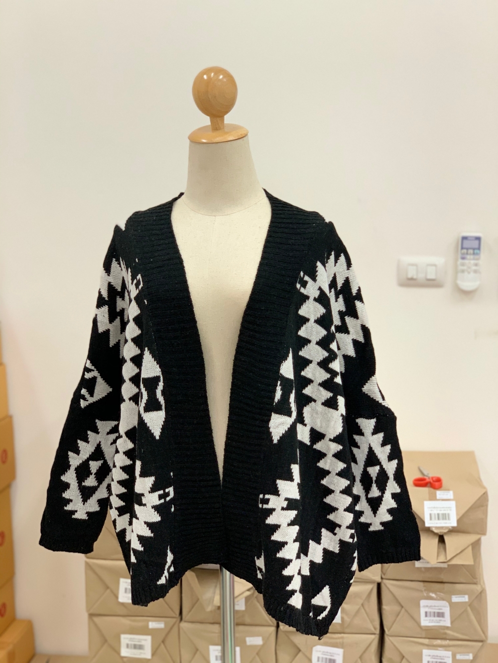 เสื้อกันหนาวไหมพรมถัก ทรงสวย แต่งลายเก๋ ดำ-ครีม ดำ-ครีม