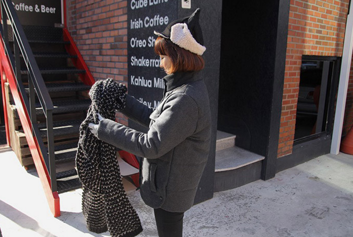 ผ้าพันคอกันหนาว ไหมพรม เกาหลี สีดำแซมขาว น่ารักคุณหนู พร้อมส่ง same pic