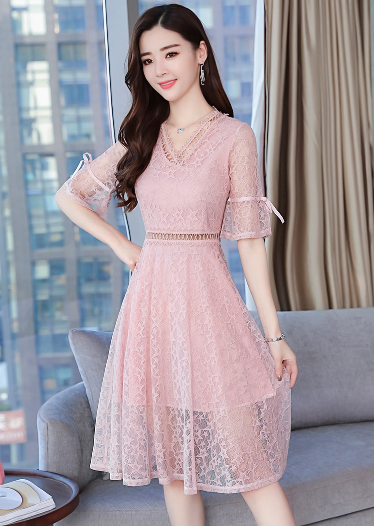 Dress4569 เดรสยาวลูกไม้แขนสามส่วนระบายผูกโบว์ คอและช่วงเอวแต่งลูกไม้ฉลุ ซิปหลัง มีซับในอย่างดี ทรงคอวีใส่แล้วดูผอมเพรียว งานดีทรงดีสวยหวานละมุน ใส่ทำงาน/ใส่ออกงานได้ มี 2 สี ฟ้า, ชมพู
