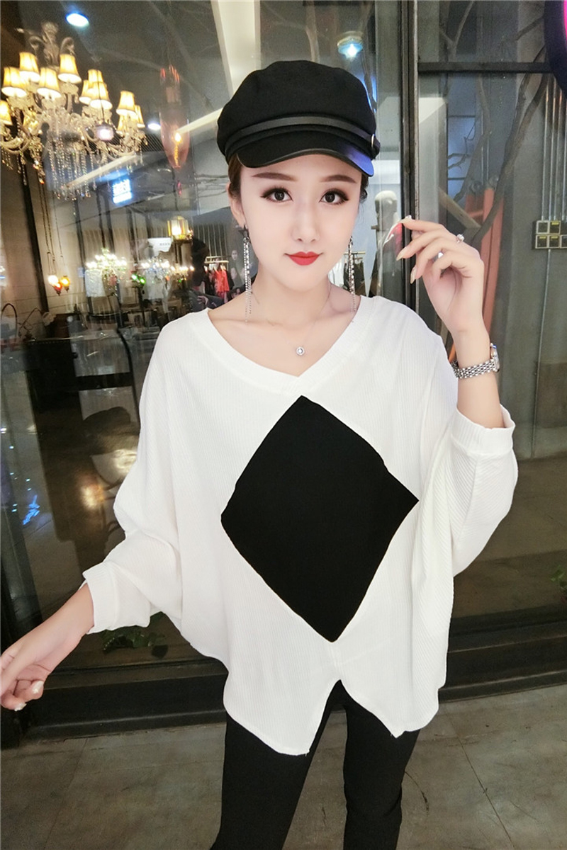 Blouse3803 เสื้อไหมพรมทรงโอเวอร์ไซส์โทนสีขาวดำ ผ้าไหมพรมถักเนื้อดีนุ่มเนียนยืดขยายได้เยอะ เนื้อผ้ามีน้ำหนักทิ้งตัว ไหมพรมเนื้อหนาปานกลางใส่ได้ทุกฤดูกาล แมทช์กับกระโปรงหรือกางเกงก็ดูดีไม่แพ้กัน
