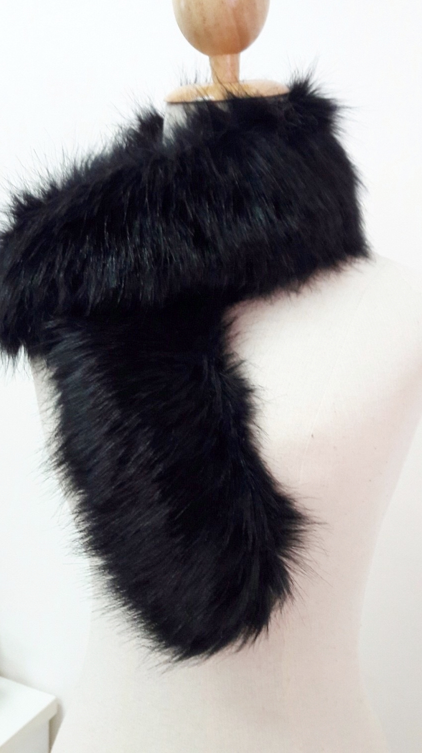 ขนเฟอร์ fur สีดำขนนุ่มลื่น ใช้ติดเสื้อหนาว หรือใช้พันคอเพิ่มความเก๋ มิกได้กับทุกชุด มาพร้อมกระดุมใส