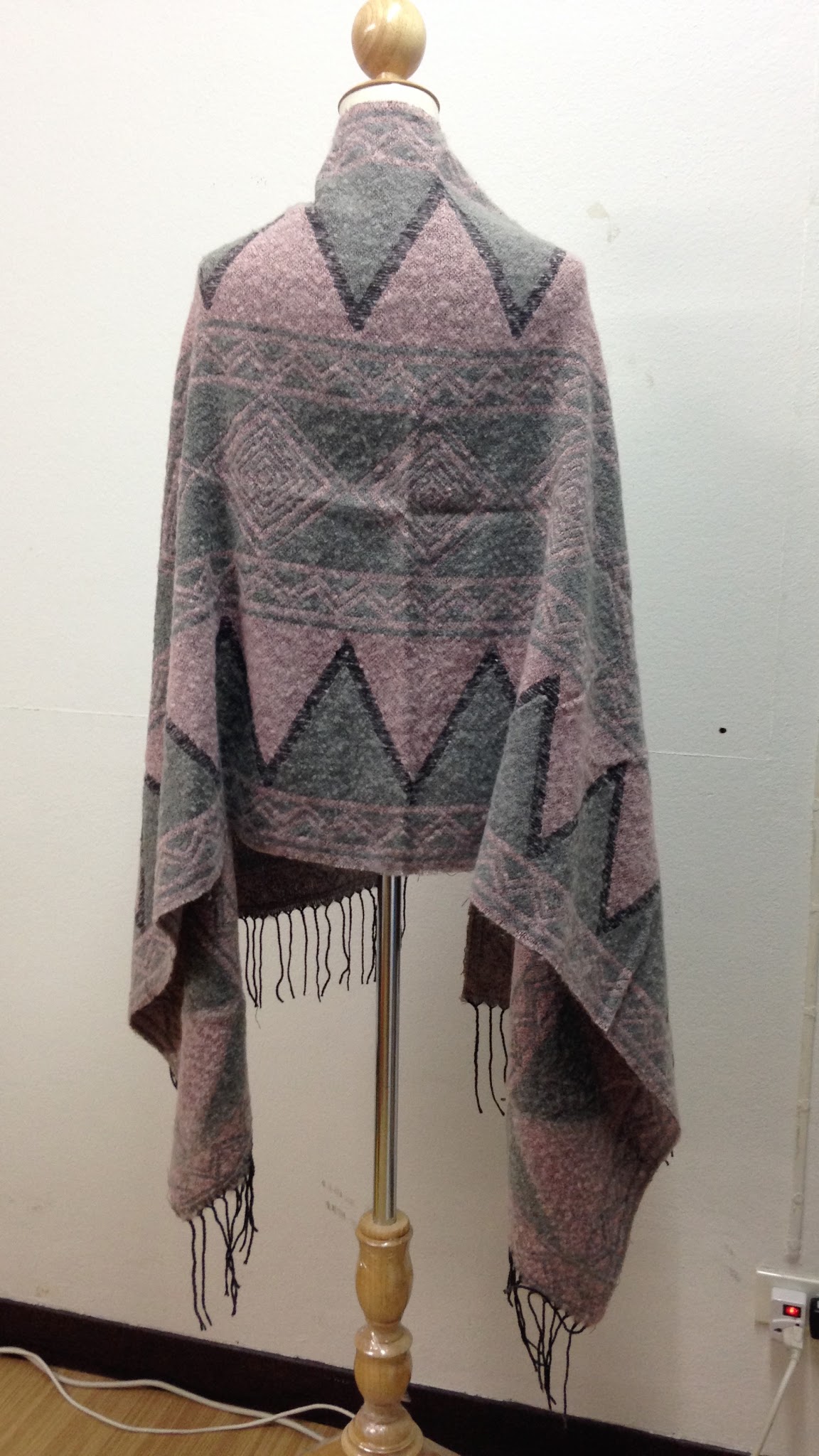 ผ้าพันคอ/ผ้าคลุมไหล่ กันหนาว เนื้อนุ่ม ลายชมพูเทา เกาหลี งานดีค่ะ พร้อมส่ง same pic