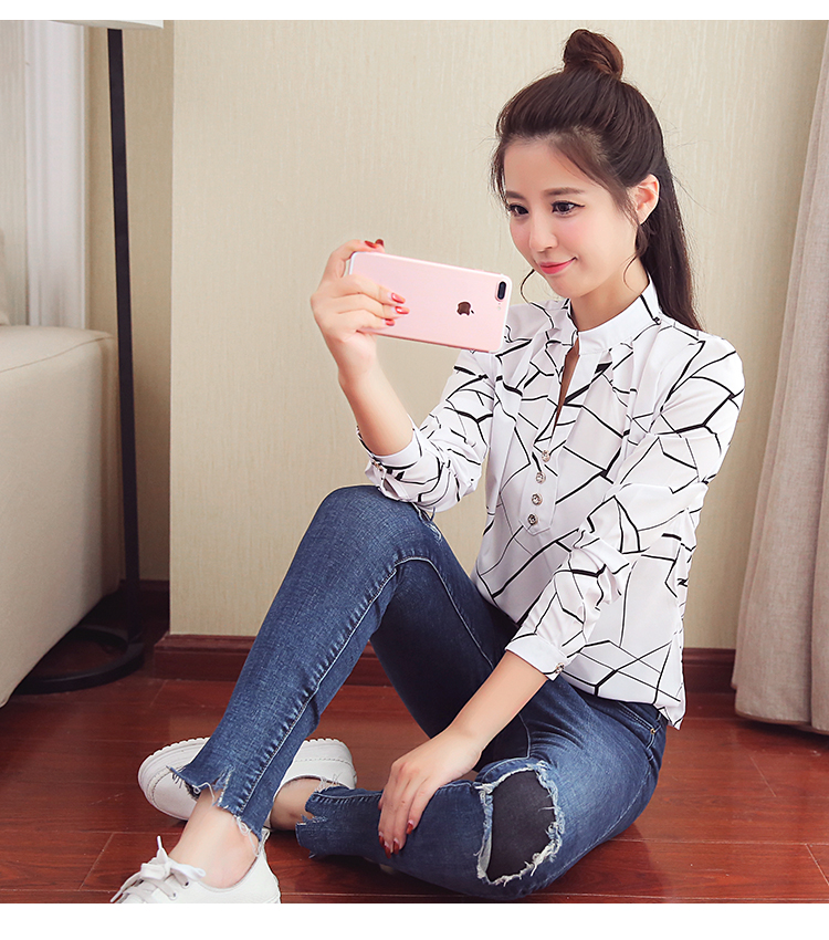 Blouse3842 เสื้อแขนยาวคอจีนลายกราฟฟิค แต่งกระดุม ผ้าชีฟองเนื้อหนาสวยไม่ยับง่าย งานดีทรงดีลายสวย แมทช์กับอะไรก็เข้า